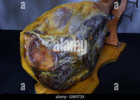 Jamon Serrano vor grauem Hintergrund Stockfoto
