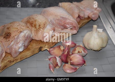 Erfahrene roh Hähnchenschenkel mit Knoblauch Stockfoto