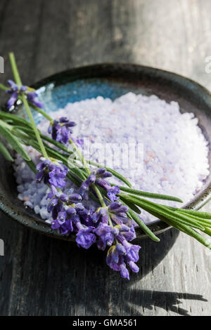 Lavendel Badesalz pflanzlichen Körper Pflegemittel in Schale mit frischen Blumen hautnah Stockfoto