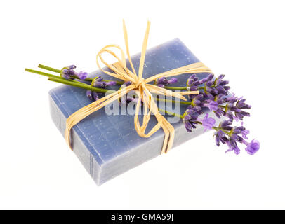 Lavendel handgefertigte Handwerker Seife mit frischen Blumen, die isoliert auf weißem Hintergrund Stockfoto