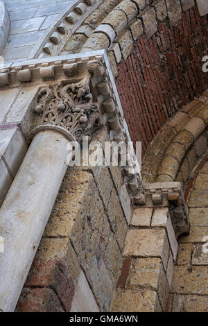 Ziegel und Stein architektonischen Details der Basilika Saint-Sernin, Toulouse, Frankreich. Stockfoto