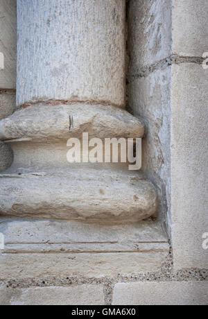 Alten Steinsäule Sockel oder unten Nahaufnahme. Architektonisches Detail der Basilika Saint-Sernin, Toulouse, Frankreich. Stockfoto