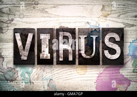 Das Wort "VIRUS" geschrieben in Vintage schmutzig Metall Buchdruck Typ auf einem weiß getünchten hölzernen Hintergrund mit Tinte und Farbe Flecken. Stockfoto