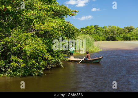 Dominikanische Republik - Fischer im Ruderboot am Yasica River Stockfoto