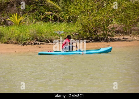 CABARETE, Dominikanische Republik - Mann im kleinen Boot Angeln für blaue Krabben, an der Mündung des Yasica Flusses. Stockfoto