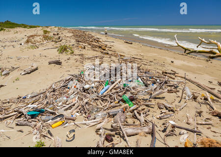 Dominikanische Republik - Müll am Strand, Kunststoff-Flaschen und Müll, in der Nähe der Mündung des Yasica Flusses. Stockfoto