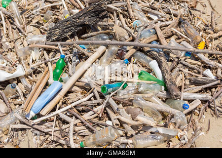 Dominikanische Republik - Müll am Strand, Kunststoff-Flaschen und Müll, in der Nähe der Mündung des Yasica Flusses. Stockfoto