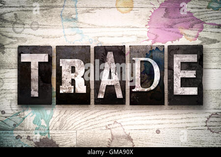 Das Wort "Handel" auf einem weiß getünchten hölzernen Hintergrund mit Tinte und Farbe Flecken in Vintage schmutzig Metall Buchdruck Art geschrieben. Stockfoto