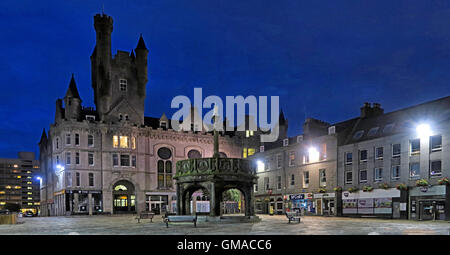 Castlegate, Mercat Cross Aberdeen City Centre, Schottland, in der Dämmerung Stockfoto