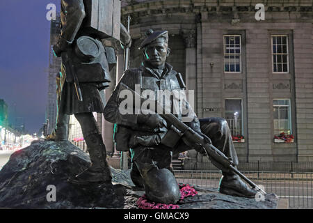 Castlegate, Gordon Highlander Aberdeen City Centre, Schottland, in der Dämmerung Stockfoto