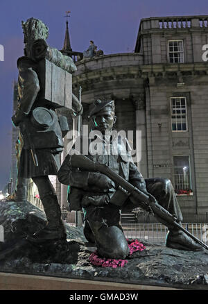 Castlegate, Gordon Highlander Aberdeen City Centre, Schottland, in der Dämmerung Stockfoto