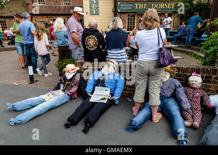 Vogelscheuchen sind außerhalb der Dorset-Wirtshaus beim Erntedankfest feiern, Lewes, Sussex, UK aufgereiht Stockfoto