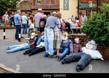 Vogelscheuchen sind außerhalb der Dorset-Wirtshaus beim Erntedankfest feiern, Lewes, Sussex, UK aufgereiht Stockfoto