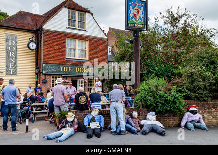 Vogelscheuchen sind außerhalb der Dorset-Wirtshaus beim Erntedankfest feiern, Lewes, Sussex, UK aufgereiht Stockfoto