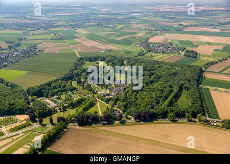 Luftaufnahme, Garten von Schloss Dyck, Grabenlöffel Schloss der Stadt Juchen, Rheinland, zwei Tankstellen, Parkplätze, Stockfoto