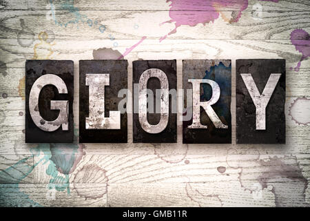 Das Wort 'Ruhm' geschrieben in Vintage schmutzig Metall Buchdruck Typ auf einem weiß getünchten hölzernen Hintergrund mit Tinte und Farbe Flecken. Stockfoto