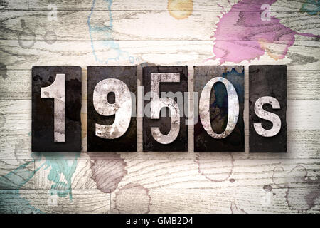 Das Wort "1950er Jahren auf einem weiß getünchten hölzernen Hintergrund mit Tinte und Farbe Flecken in Vintage schmutzig Metall Buchdruck Art geschrieben. Stockfoto