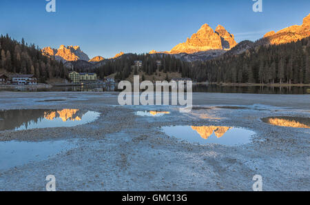 Die Drei Zinnen von Lavaredo und sind in misurina See bei Sonnenuntergang des Cadore auronzo Veneto Provinz Belluno Italien Europa wider Stockfoto