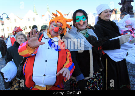 Menschen, die genießen ein laskiaispulla fest (Faschingsdienstag), das markiert den Beginn der vierzigtägigen Fasten (Aschermittwoch) in der Slowakei. Stockfoto