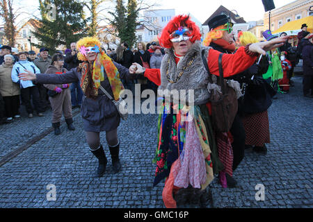 Menschen, die genießen ein laskiaispulla fest (Faschingsdienstag), das markiert den Beginn der vierzigtägigen Fasten (Aschermittwoch) in der Slowakei. Stockfoto