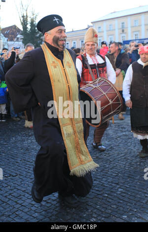 Menschen, die genießen ein laskiaispulla fest (Faschingsdienstag), das markiert den Beginn der vierzigtägigen Fasten (Aschermittwoch) in der Slowakei. Stockfoto