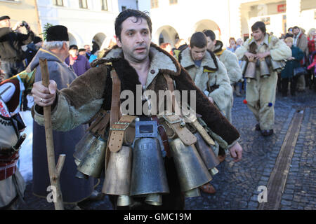 Menschen, die genießen ein laskiaispulla fest (Faschingsdienstag), das markiert den Beginn der vierzigtägigen Fasten (Aschermittwoch) in der Slowakei. Stockfoto