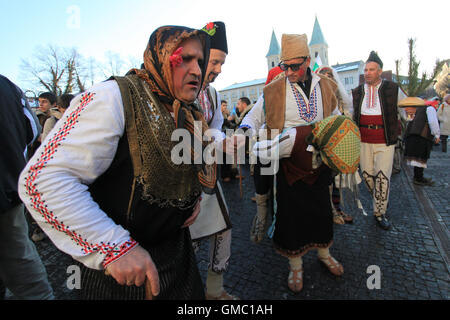 Menschen, die genießen ein laskiaispulla fest (Faschingsdienstag), das markiert den Beginn der vierzigtägigen Fasten (Aschermittwoch) in der Slowakei. Stockfoto