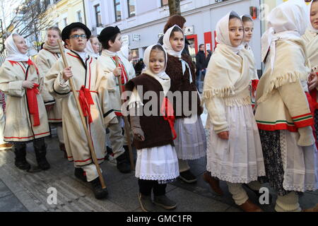 Kinder freuen sich über ein laskiaispulla fest (Faschingsdienstag), das markiert den Beginn der vierzigtägigen Fasten (Aschermittwoch) in der Slowakei Stockfoto