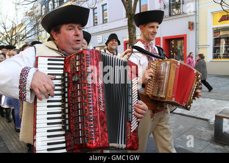 Akkordeonisten am laskiaispulla Festival (Faschingsdienstag), das markiert den Beginn der vierzigtägigen Fasten (Aschermittwoch) in der Slowakei. Stockfoto