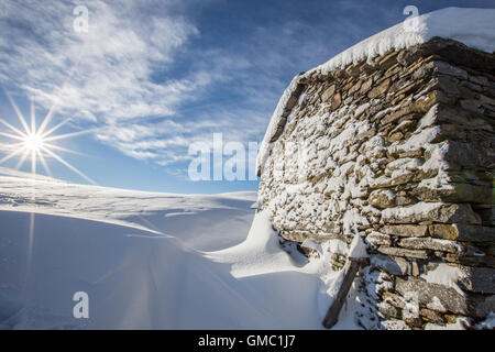 Verschneite Hütte nach einem schweren Schneefall Motta di Olano Gerola Tal Valtellina Orobie Alpen Lombardei Italien Europa Stockfoto