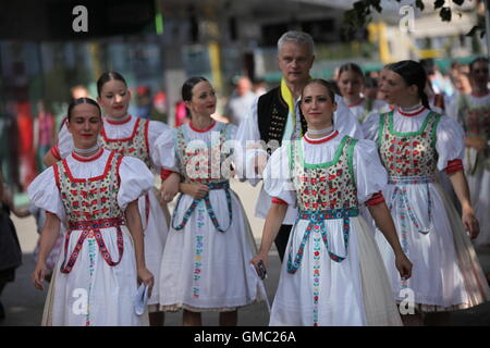 Slowakischer Folklore-Ensemble während einer Parade durch die Innenstadt von Kosice an Cassovia Folkfest, Kosice, Slowakei. Stockfoto