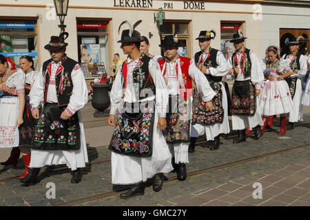 Slowakischer Folklore-Ensemble während einer Parade durch das historische Zentrum von Kosice an Cassovia Folkfest, Kosice, Slowakei. Stockfoto