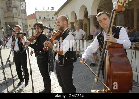 Musiker spielen für Tänzer in der Altstadt von Kosice während Cassovia Folkfest, Kosice, Slowakei. Stockfoto