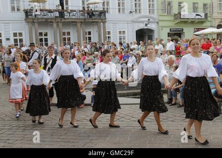 Tanzen in der historischen Mitte von Kosice während Cassovia Folkfest, Kosice, Slowakei Slowakische Folklore-Ensemble. Stockfoto