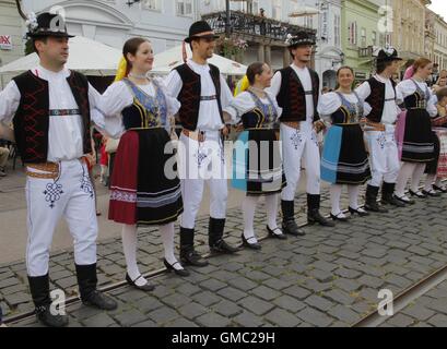 Tanzen in der historischen Mitte von Kosice während Cassovia Folkfest, Kosice, Slowakei Slowakische Folklore-Ensemble. Stockfoto