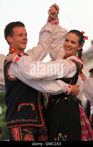 Paar von der polnischen Folklore-Ensemble LESZCZYNIACY aus Swidnik (Woiwodschaft Lublin) tanzen in Cassovia Folkfest, Kosice, Slowakei. Stockfoto