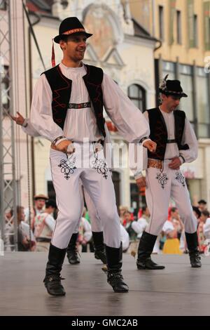 Männer gekleidet in traditionellen Kostümen aus östlichen Slowakei Tanz bei Cassovia Folkfest, Kosice, Slowakei. Stockfoto