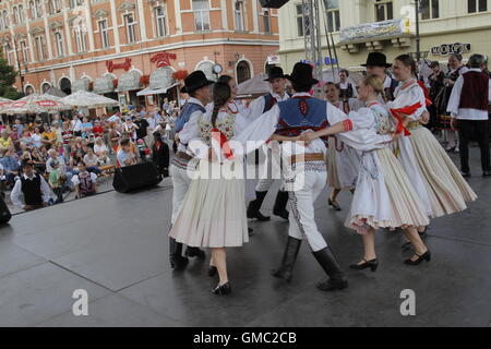 Slowakischer Folklore-Ensemble "Karicka", ein traditioneller Tanz aus der Ostslowakei an Cassovia Folkfest, Kosice, Slowakei tanzen Stockfoto