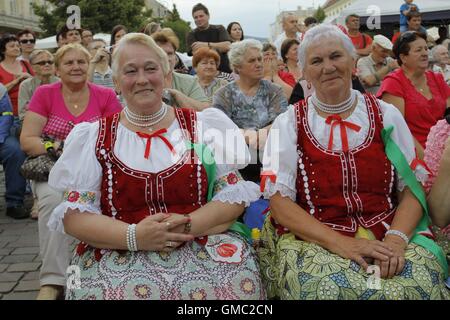 Frauen in traditionellen Kostümen aus der Ostslowakei an Cassovia Folkfest, Kosice, Slowakei. Stockfoto
