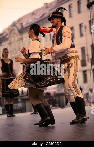 Paar aus der slowakischen Folklore Ensemble BORIEVKA Tanz bei Cassovia Folkfest, Kosice, Slowakei. Stockfoto