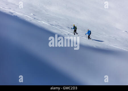 Alpine Skifahrer gehen Sie in großer Höhe an einem sonnigen Tag in der schneebedeckten Landschaft Stilfser joch Veltlin lombardei Italien Europa Stockfoto
