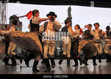 Tänzerinnen und Tänzer aus der slowakischen Folklore Ensemble BORIEVKA Tanz bei Cassovia Folkfest, Kosice, Slowakei. Stockfoto