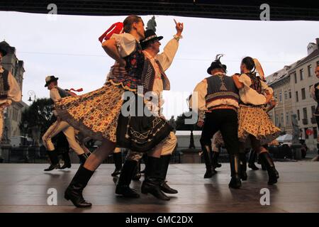 Tänzerinnen und Tänzer aus der slowakischen Folklore Ensemble BORIEVKA Tanz bei Cassovia Folkfest, Kosice, Slowakei. Stockfoto