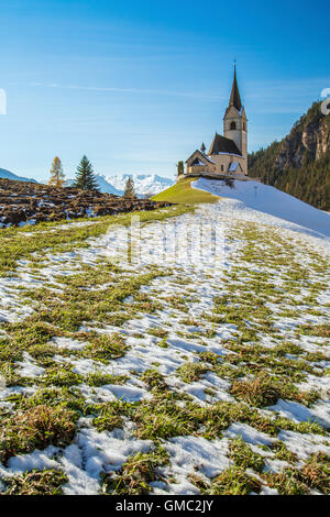 Die Kirche von der kleinen Dorf Schmitten, umgeben von Schnee Albula Bezirk Kanton Graubünden Schweiz Europa Stockfoto