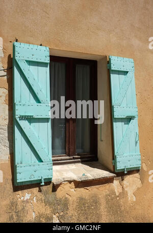 Blauen Fensterläden Fenster in Villedieu, Vaucluse, Provence, Frankreich. Stockfoto