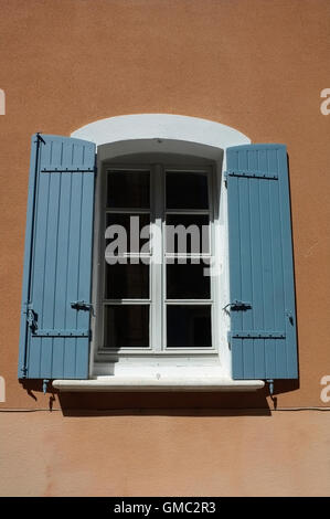 Blauen Fensterläden Fenster in Villedieu, Vaucluse, Provence, Frankreich. Stockfoto