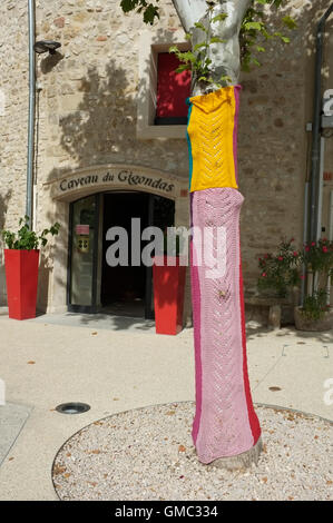 Ein Beispiel für "Yarn bombing" oder "urban Knitting" auf einer Platane in die Hügel Dorf Gigondas, Vaucluse, Provence, Frankreich. Stockfoto