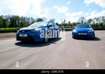 Ford Focus RS Mk1 und 2 Hochleistungs-heiße Luke-Autos fahren auf einer Rennstrecke Stockfoto