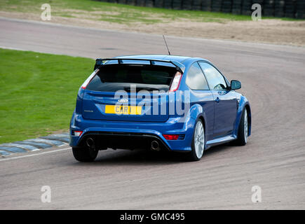 Ford Focus RS Mk2, Hochleistungs-heiße Luke-Auto auf der Rennstrecke Stockfoto