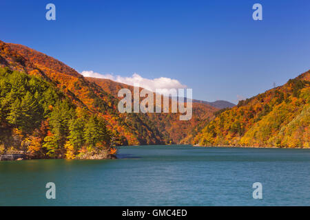 Leuchtenden Herbstfarben entlang des Azusa-Sees in den nördlichen japanischen Alpen. Stockfoto